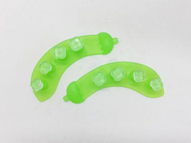 Beyaz izolasyon arka planında bir çift ayak parmağı ayırıcı