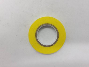 Beyaz izolasyon arkaplanındaki renkli yapıştırıcı bant