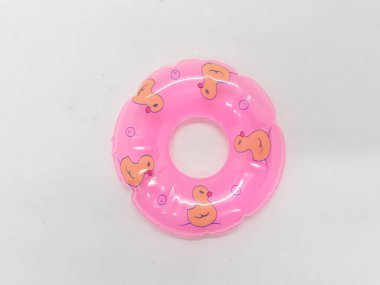 Beyaz izolasyon arka planında plastik sarı ördek