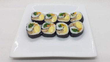 Sashimi ve suşi bir restorandan geliyor.