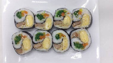 Sashimi ve suşi bir restorandan geliyor.