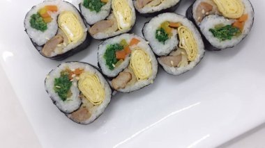 Sashimi ve suşi bir restorandan geliyor.