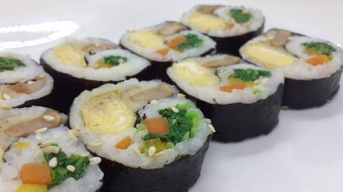 Sashimi ve suşi bir restorandan geliyor.