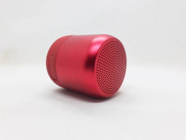 Beyaz izolasyon arka planında kırmızı akıllı bir hoparlör