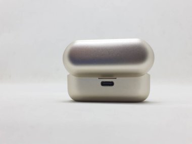 Beyazlar üzerinde izole edilmiş altın kulak tomurcuklarını kapatın.