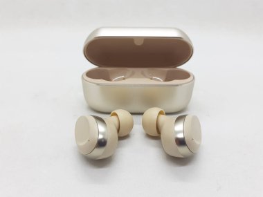 Beyazlar üzerinde izole edilmiş altın kulak tomurcuklarını kapatın.