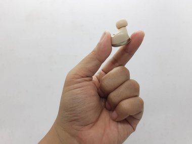 Beyazlar üzerinde izole edilmiş altın kulak tomurcuklarını kapatın.