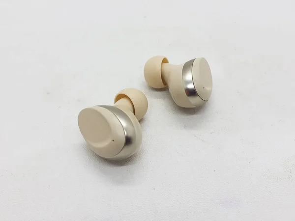 Primer Plano Auriculares Dorados Aislados Blanco — Foto de Stock