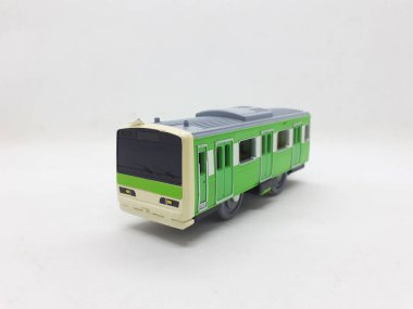 Beyaz izolasyon arka planında birden fazla küçük oyuncak ve minyatür hayvan ve araç