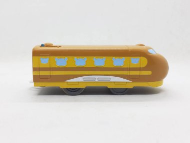 Beyaz izolasyon arka planında birden fazla küçük oyuncak ve minyatür hayvan ve araç