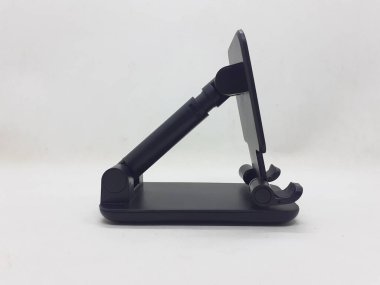 Boş ekranlı tablet standda tutucu beyaz arkaplanda izole edildi
