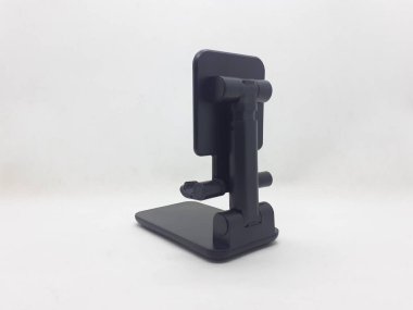 Boş ekranlı tablet standda tutucu beyaz arkaplanda izole edildi