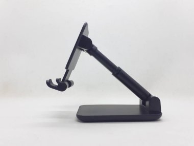 Boş ekranlı tablet standda tutucu beyaz arkaplanda izole edildi