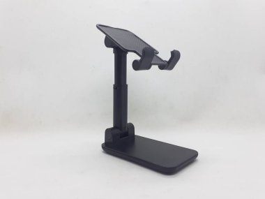 Boş ekranlı tablet standda tutucu beyaz arkaplanda izole edildi