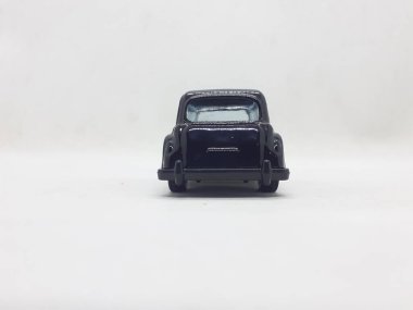 Beyaz izolasyon arka planında birden fazla küçük oyuncak ve minyatür hayvan ve araç