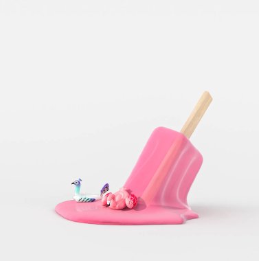 Dondurma eriyen su birikintisi beyaz zemin üzerinde dev pembe flamingo ve tavus kuşu yüzer, üstünde boşluk, yaz konsepti, 3D çizim, 3D çizim