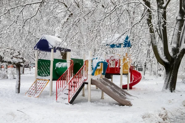 Детская Площадка Покрыта Снегом — стоковое фото