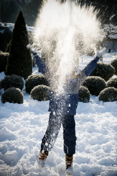 Хлопчик Кидає Сніг Вгору — стокове фото