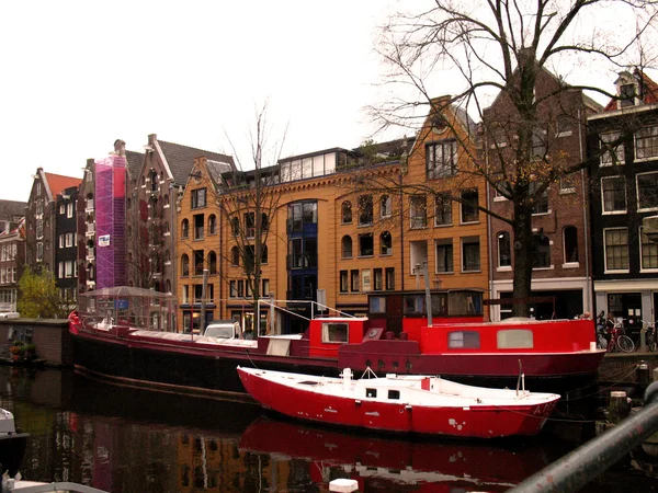 Amsterdam, una calle con botes y botes pequeños — Foto de Stock