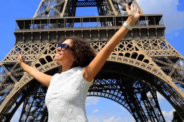 Vacker ung kvinna på Eiffeltornet — Stockfoto