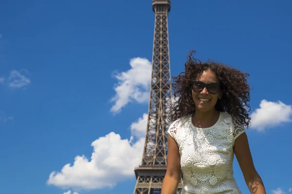 Krásná mladá žena na Eiffelovu věž — Stock fotografie