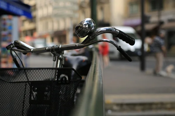 จักรยานย้อนยุคในเมือง — ภาพถ่ายสต็อก