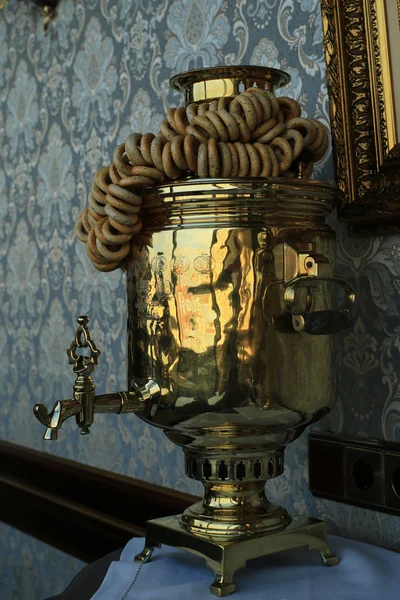 Vieille théière en cuivre, un samovar — Photo