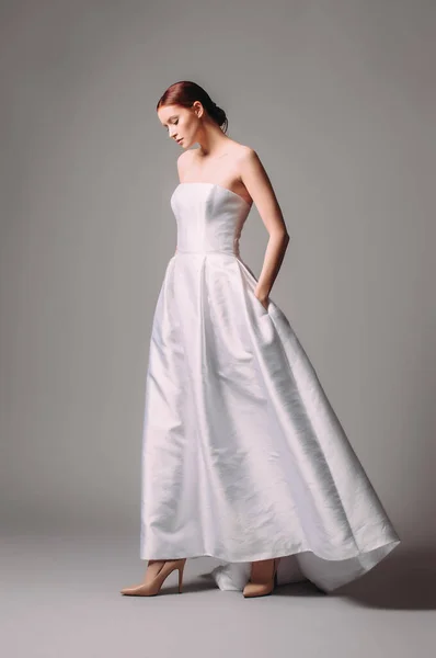 Біла Весільна Сукня Студійний Портрет Красивої Молодої Нареченої Ходить Бежевих — стокове фото