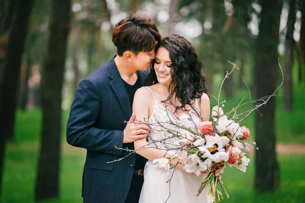 Dia Casamento Jovens Recém Casados Felizes Floresta Verde Fresca Casal — Fotografia de Stock