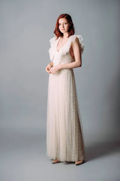 Moda Mulher Modelo Bela Senhora Gengibre Vestido Noite Branco Fundo — Fotografia de Stock