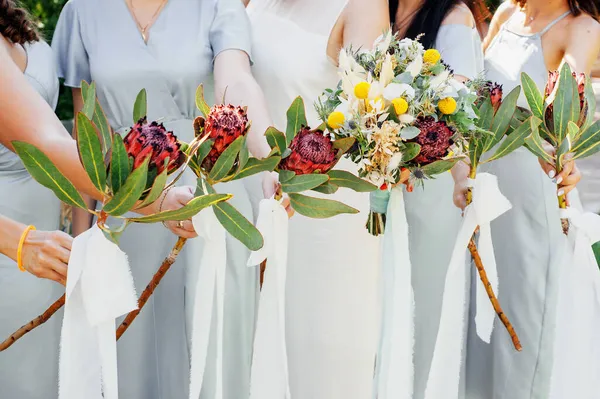 身着蓝色婚纱的伴娘和手持美丽花朵的新娘 美丽的豪华婚礼博客概念 夏天的婚礼 — 图库照片