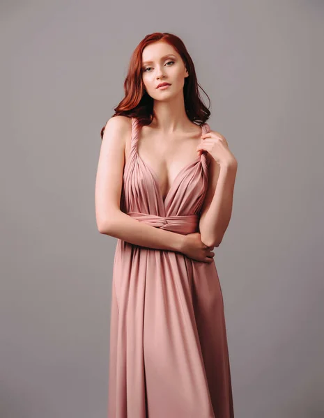 Κομψό Φόρεμα Μετασχηματιστή Σολομού Όμορφη Σέξι Φόρεμα Βράδυ Μετάξι Βαθύ — Φωτογραφία Αρχείου