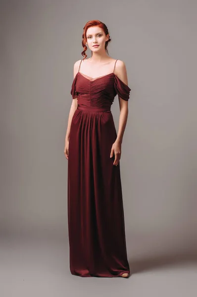 Hermosa Chica Jengibre Flaco Vestido Noche Borgoña Vestido Rojo Granate — Foto de Stock