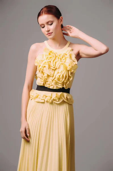Jovem Senhora Gengibre Vestido Noite Amarelo Com Saia Plissada Decote — Fotografia de Stock