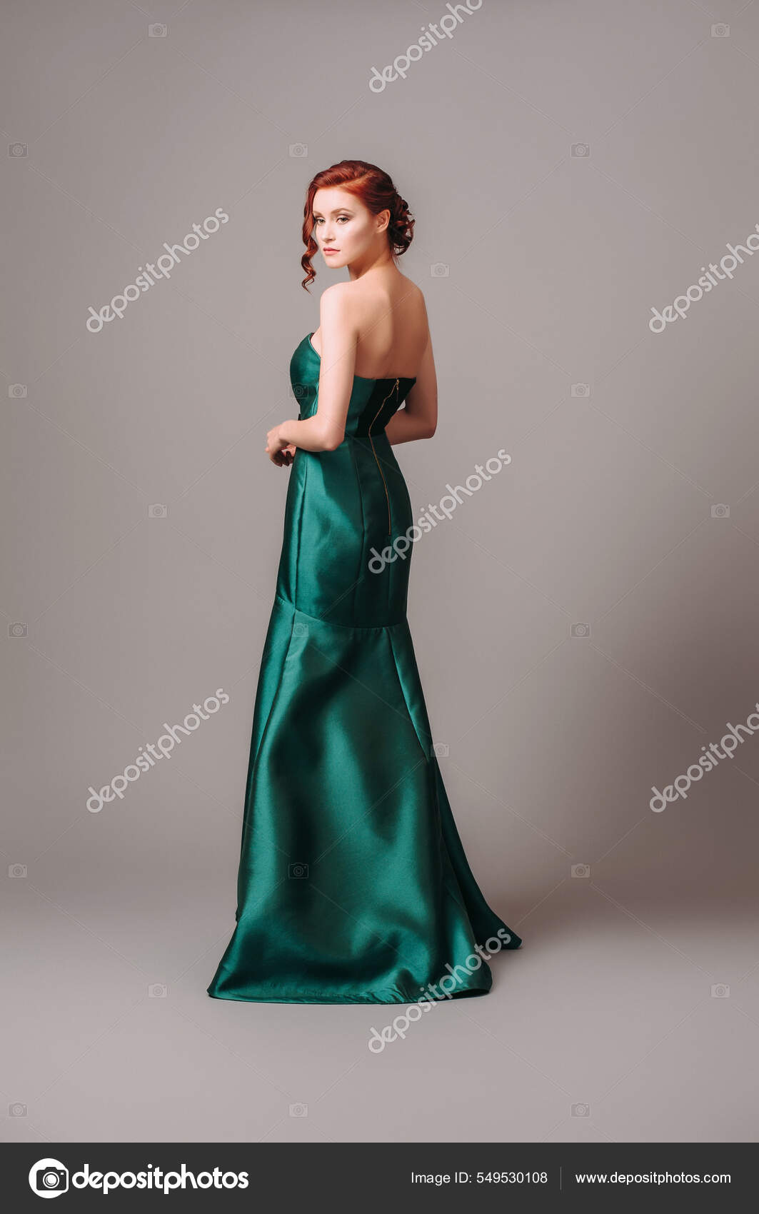 Vestido Baile Esmeralda Jovem Senhora Vestido Noite Verde Longo Mulher  fotos, imagens de © Stylish_Pics #549530108