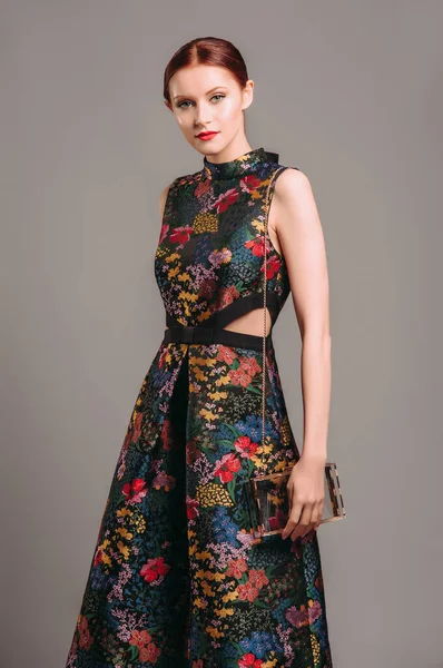 Corte Cintura Vestido Midi Bordado Floral Com Saltos Altos Pretos — Fotografia de Stock