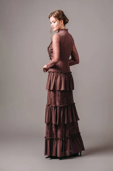 Robe Soirée Vintage Élégante Robe Marron Classique Dame Brune Posant — Photo