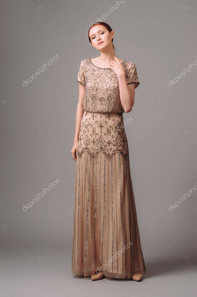 Elegante Vestido Largo Beige Ajustado Mujer Pelirroja Posando