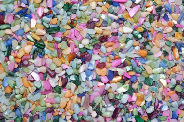 Katı renkli çakıl taşları. Parlak desenli soyut şablon, üst görünüm, düz döşeme. Deniz taşları duvar kağıdı konsepti.