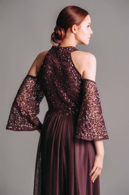 Nedime uzun kollu maksimum tül elbise tonal narin mor pullu. Stüdyodaki kızıl kadın. Şık görünümlü, kırmızı dudaklı, doğal görünümlü. Omzunda gece elbisesi.