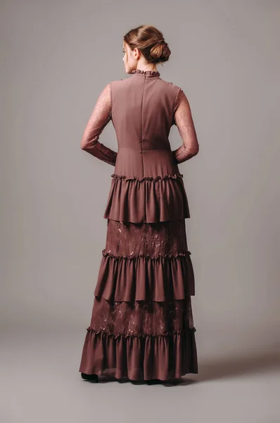 Vestido Noche Vintage Elegante Vestido Marrón Señora Morena Posando Estudio —  Fotos de Stock