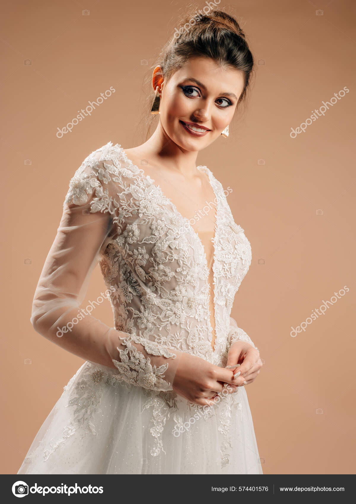 드레스를 여성이 웃으며 카메라를 레이스 드레스 긴소매 앞치마 툴레스커어 꽃무늬 — 스톡 사진 © Stylish_Pics  #574401576, image size:1201x1700