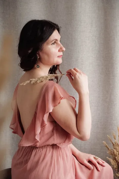 Frau Einem Rosa Kleid Auf Einem Leinenhintergrund Kopieren Leerer Raum — Stockfoto