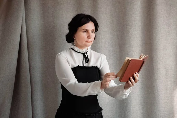 Frau Vintage Stil Gekleidet Mit Einem Buch Der Hand Auf — Stockfoto