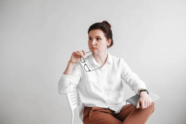 Frau Mit Brille Und Weißem Hemd Sitzt Auf Einem Stuhl — Stockfoto