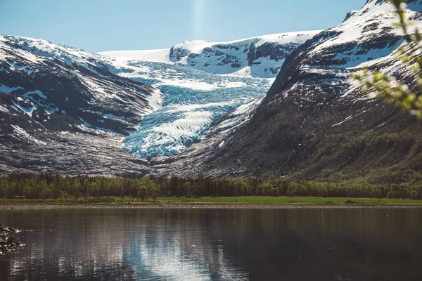 Озеро Свартисватнет в Хельгеланде, Норвегия, с ледника Свартисен — стоковое фото