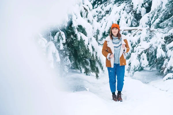 Красивая Женщина Красной Теплой Шляпе Куртке Стоит Фоне Снежного Леса — стоковое фото