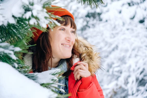 Retrato Mujer Invierno Con Una Chaqueta Sombrero Rojo Cálido Bosque — Foto de Stock