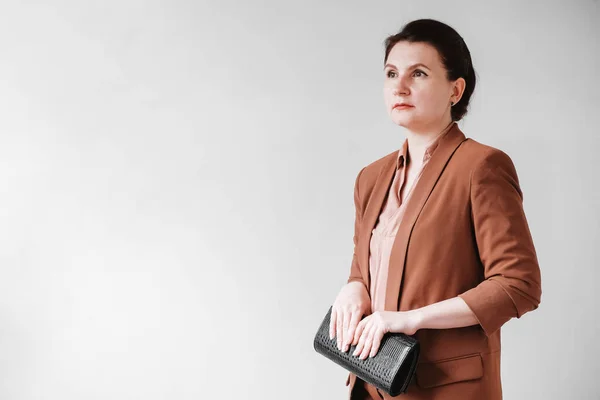 Frau Braunen Business Anzug Mit Schwarzer Handtasche Auf Weißem Hintergrund — Stockfoto