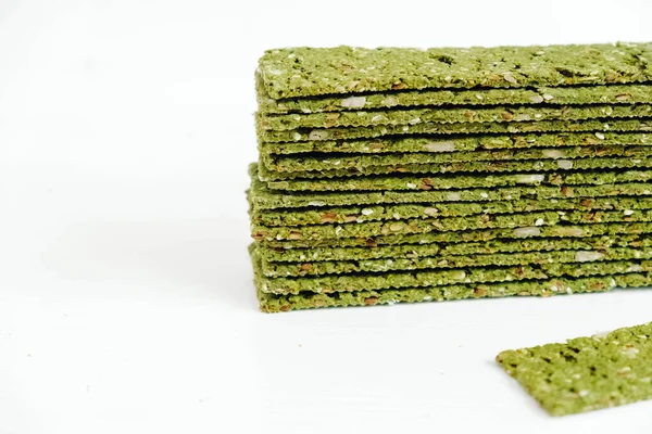 Krokante Chips Met Kelp Spirulina Een Witte Achtergrond — Stockfoto